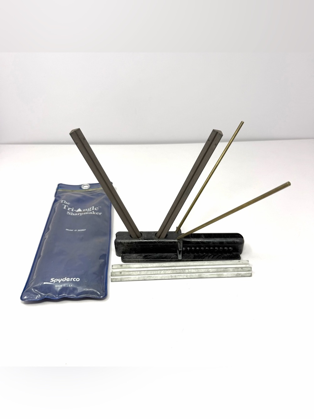 Spyderco Tri-Angle Sharpmaker Kit  Sharpening System Ceramic Stones Model #203MF